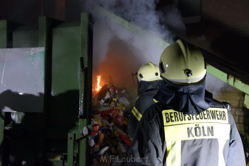 Feuer Papp Presscontainer Koeln Hoehenberg Bochumerstr P374.JPG - Miklos Laubert